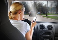 SMSkování za volant nepatří, připomíná emotivní klip