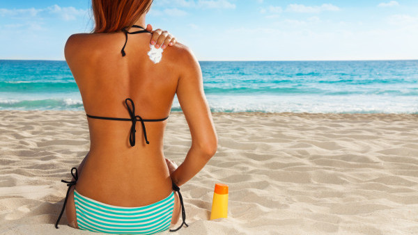 UNIQA varuje. Sluneční záření může škodit i když se neopalujete