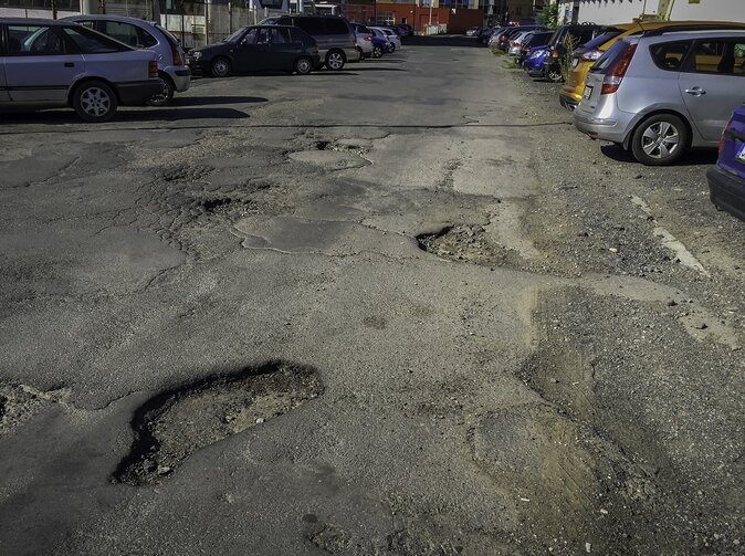 Kde jsou nejhorší díry na silnicích v Česku? 