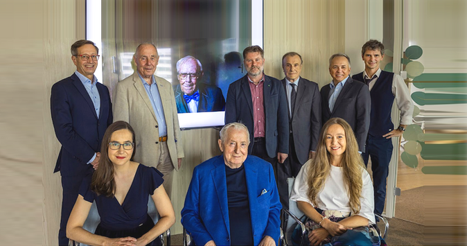 Řídící tým projektu Dějiny českého pojišťovnictví. Vlevo nahoře M. Žáček, V. Křivohlávek, J. Daňhel, M. Vích, J. Mesršmíd, I. Špirakus, J. Müller, Vlevo dole B. Klímová, V. Mráz, M. Veselá Řídící tým projektu Dějiny českého pojišťovnictví. Vlevo nahoře M. Žáček, V. Křivohlávek, J. Daňhel, M. Vích, J. Mesršmíd, I. Špirakus, J. Müller, Vlevo dole B. Klímová, V. Mráz, M. Veselá