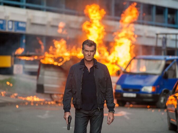 Pojišťovna žaluje Pierce Brosnana