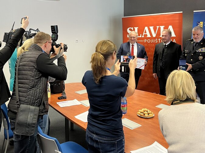 Slavia a Policie ČR ocenily muže, který na Zlínsku našel ztracenou seniorku