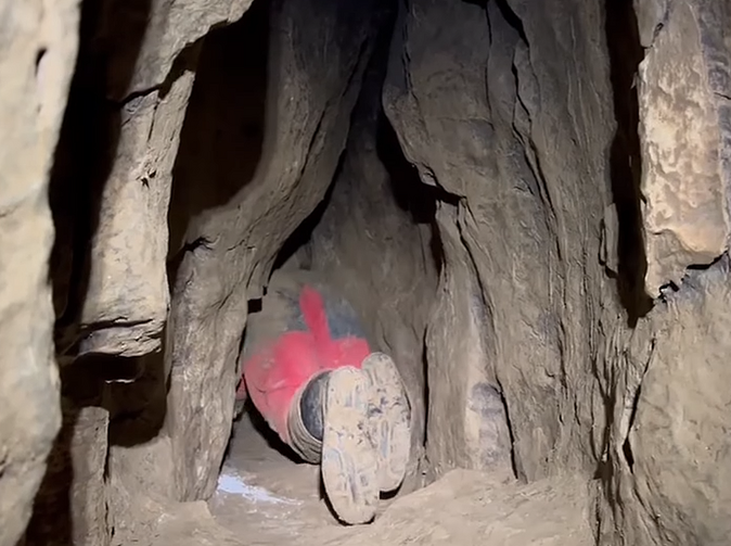 Video: Hasiči a speleozáchranáři vyprostili zraněného z hlubin jeskyně