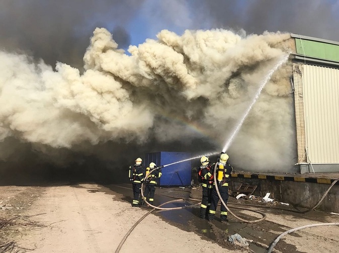 Obrovský požár v Mochově. Škoda 100 milionů 