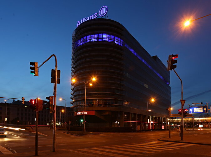 Pojišťovna VZP svítí modře na podporu autismu