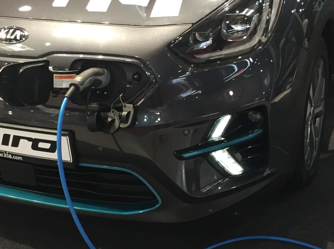 PwC: Nástup elektromobilů táhne Čína, prodeje v Evropě o polovinu vyšší než loni