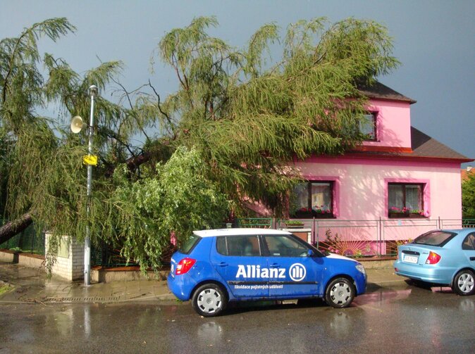 Allianz po víkendové vichřici zaplatí klientům asi 10 milionů korun
