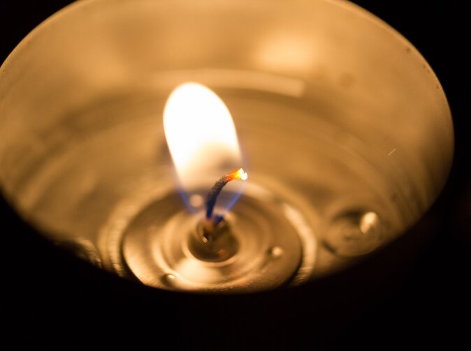 Byt v plamenech i kost v krku. Vánoce mají leckdy svéráznou podobu