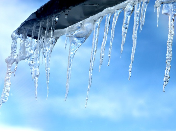 UNIQA: Co platí o pádech sněhu a rampouchů ze střech domů?