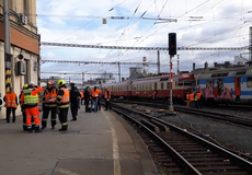 Srážka vlaků v Brně. Při nehodě se zranilo 23 cestujících