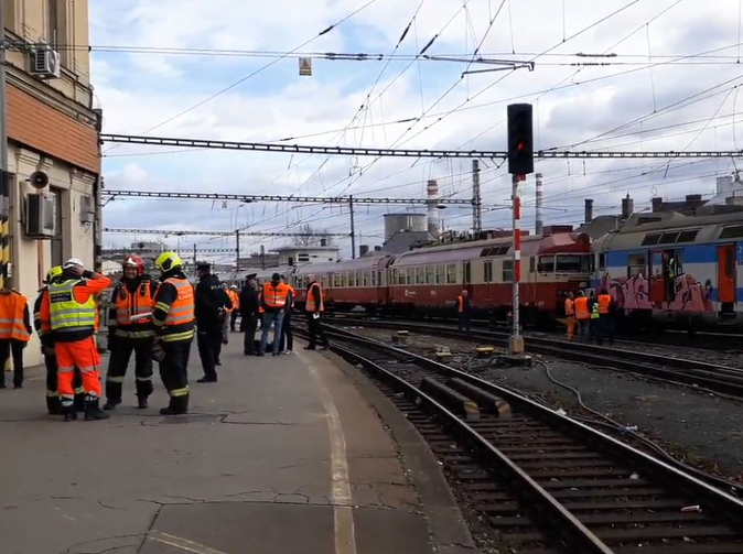 Srážka vlaků v Brně. Při nehodě se zranilo 23 cestujících