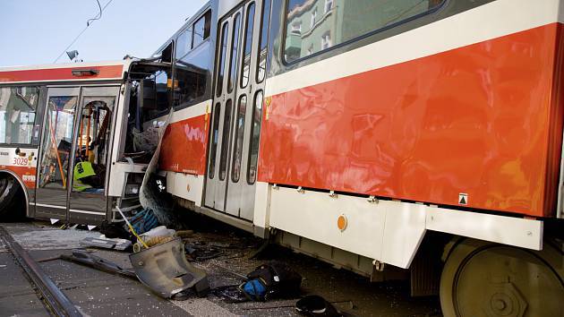 Video: Jak proběhla srážka trolejbusu s tramvají v Brně?