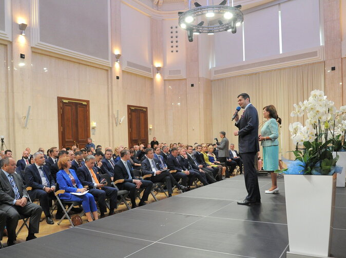 Anketa Pojišťovna roku přesouvá slavnostní galavečer a prodlužuje hlasování