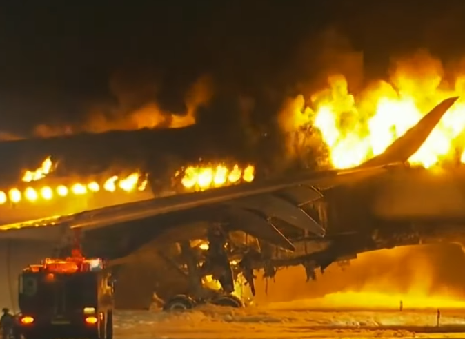 Video: Tragické zemětřesení a letecké neštěstí v Japonsku