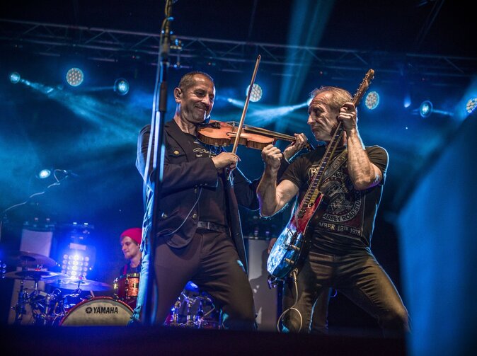 Čechomor s Kooperativou podpoří linku pro seniory. Chystá se živý koncert