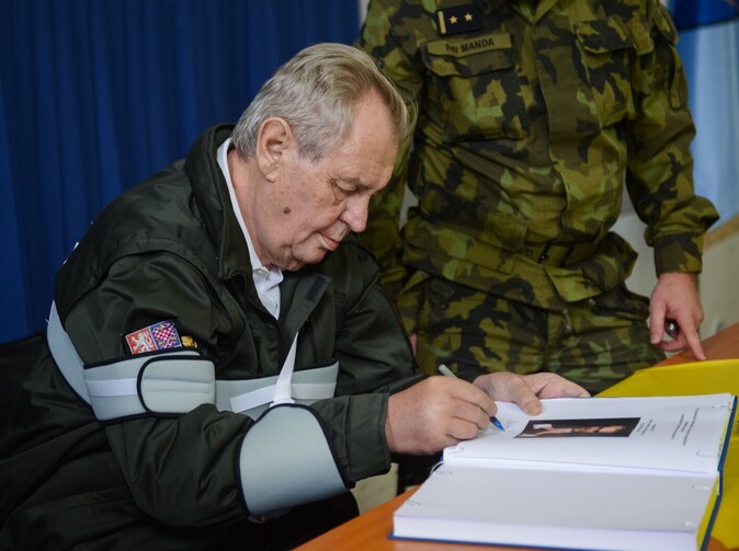 Miloš Zeman podepsal prodloužení termínu ke složení nových zkoušek