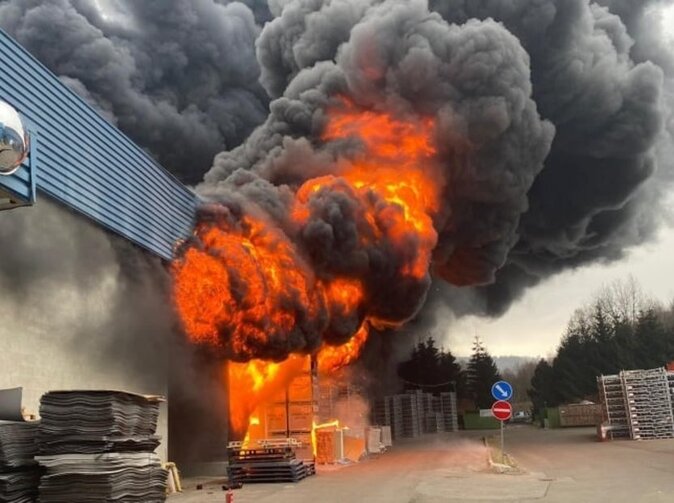 Ohromný požár v Chrastavě! Škoda je 100 milionů korun