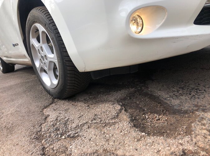 Výmoly a štěrk – nejčastější „jarní“ viníci zničených pneumatik