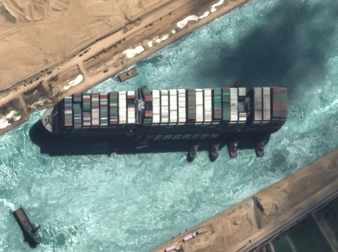 Zablokování Suezu: Egypt požaduje náhradu škody ve výši přes 900 milionů $