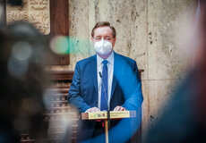 Babišův perný den. Otvírá farmářské trhy, vrací děti do škol a mění ministra
