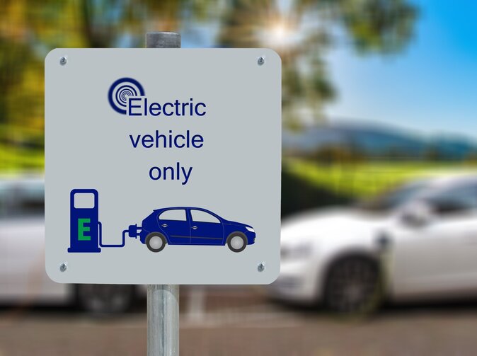 PwC: Prodeje elektroaut ve světě vzrostly o polovinu. Česko nadále zaostává