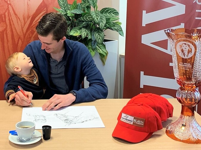 Vítěz Velké pardubické Pavel Složil, mladší získal novinku od Slavia pojišťovny