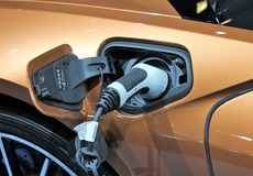 Výrobci aut modifikují své plány. Poptávka po elektroautech zpomaluje