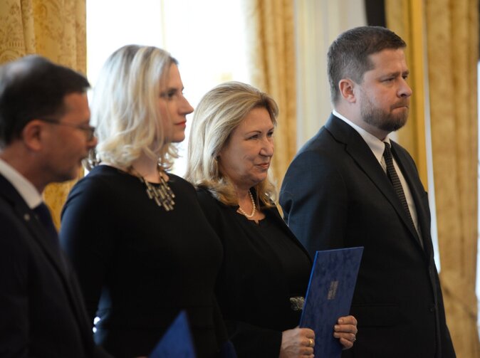 Prezident jmenoval tři nové členy bankovní rady ČNB. Holubice, nebo jestřáby? 