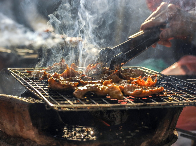 Rakousko: Stovky hospitalizovaných po grilovacích radovánkách ročně