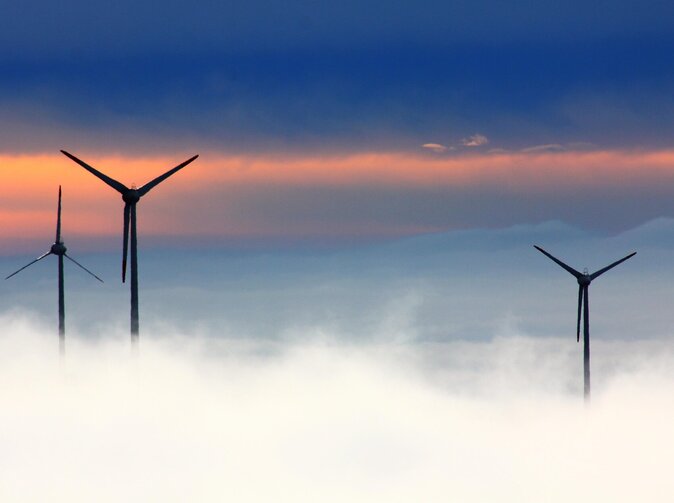 PwC: Tři čtvrtiny evropských firem již snížily své emise. Zbytek světa zaostává