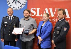 
			Slavia a policie ocenily terénního pracovníka za pomoc při nalezení dívky