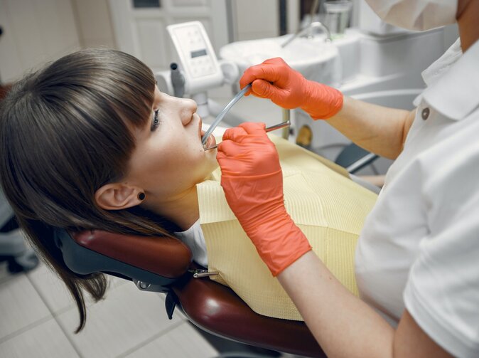 Slavia cizincům zaplatí více peněz za zubaře. Zvýší se věk vstupní prohlídky