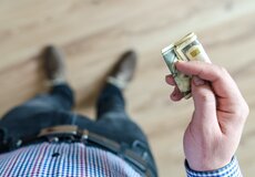 
			2023: UnitedHealth Group má provozní zisk 14 %. Výnosy Kaiseru jsou 5,7 %