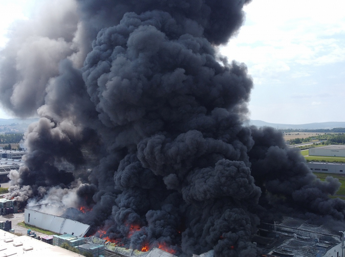 Video: Požár haly v Žebráku způsobil předběžnou škodu za 1,8 miliardy korun