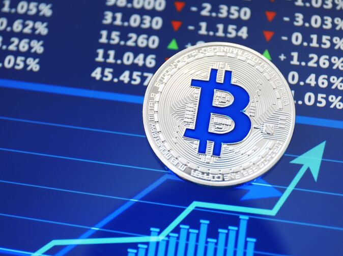 Velcí hráči si chtějí kousnout do bitcoinového koláče