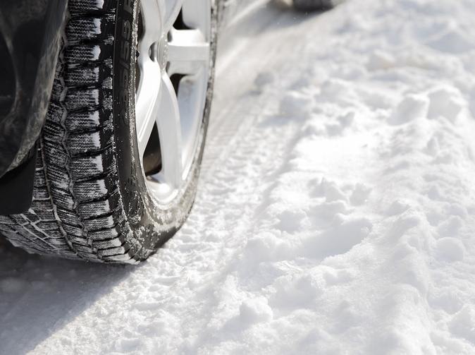 Nedodržení povinnosti zimních pneumatik? Hrozí až 100% krácení plnění
