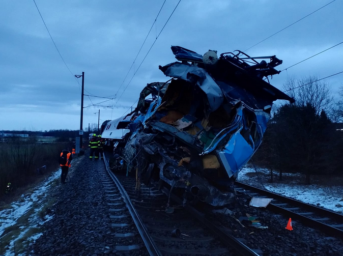 Střet vlaku s nákladním vozidlem nepřežil jeden člověk. 20 osob zraněno