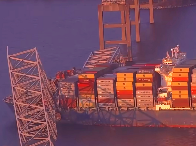 V Baltimoru nákladní loď zbořila dálniční most. Šest lidí zemřelo