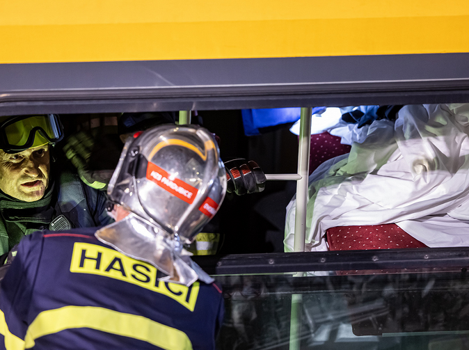 Vlakové neštěstí v Pardubicích. Lehátkový vůz zničen. 4 oběti a desítky zraněných