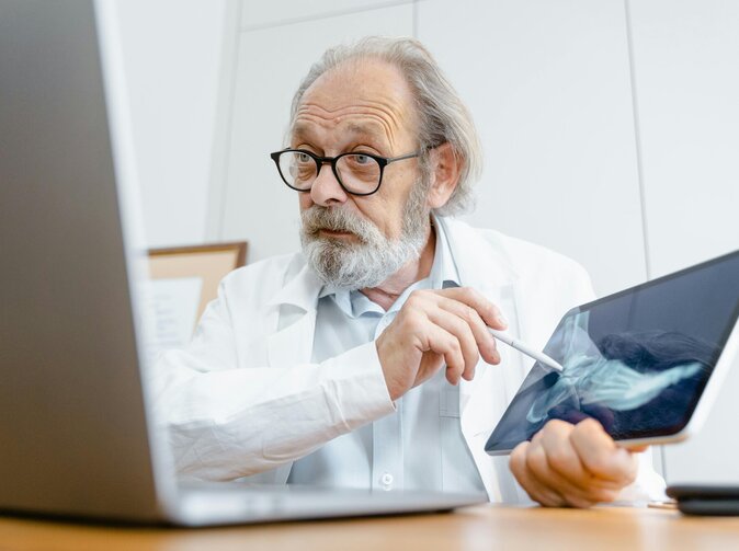 UNIQA přidává do cestovního pojištění přímé spojení na české lékaře ze zahraničí