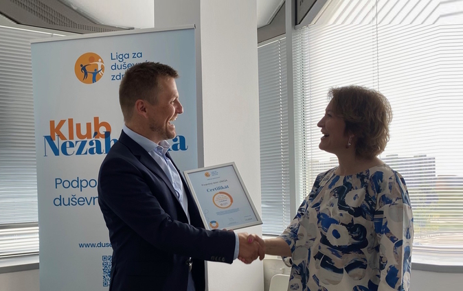 UNIQA_Ganna_Pidgorna_Andrej Vršanský, převzetí certifikátu Prví pomoci pro duševní zdraví_Liga za duševné zdravie_