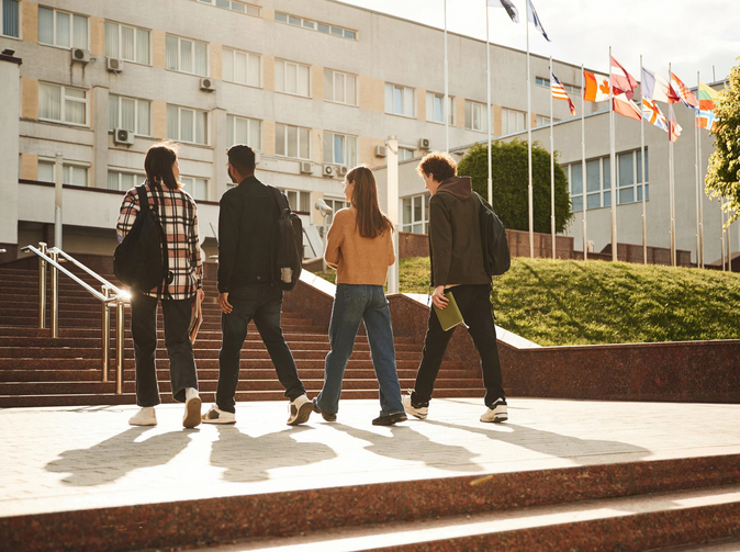 Absolventi nastupují do prvního zaměstnání. Vhodný okamžik na finanční inventuru