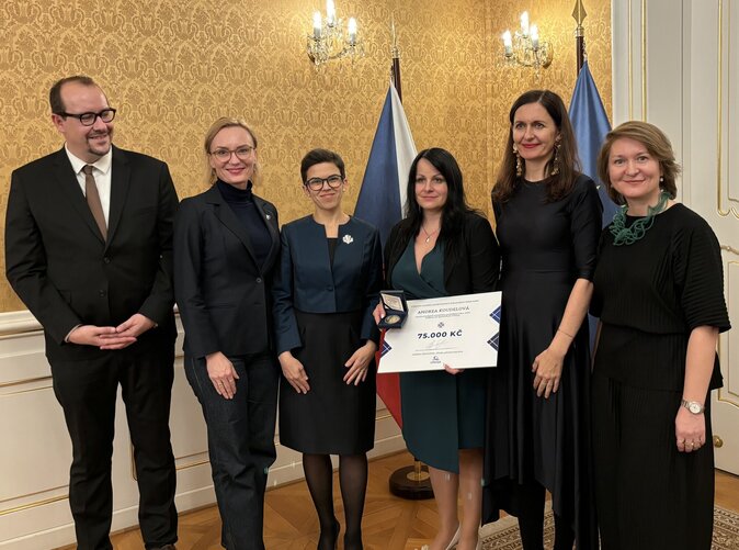 Výroční ocenění zaměstnanců sociálních podniků_2024_Zdeněk Kosour_Katarína Strýčková_Olga Richterová_vítězka Andrea Koudelová_Klára Šimáčková Laurenčíková_Ganna Pidgorna 