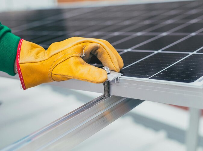 Fotovoltaika v Česku se z rodinných domů přesouvá na střechy firem