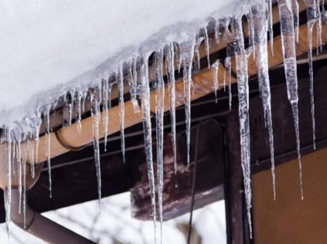 UNIQA: Pozor na prasklá potrubí a škody následkem pádu sněhu a ledu z budov