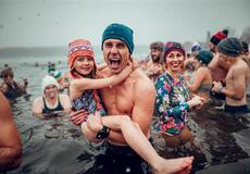 Hledáte elixír mládí? Pak zkuste otužování a pojďte s námi lámat ledy a rekordy
