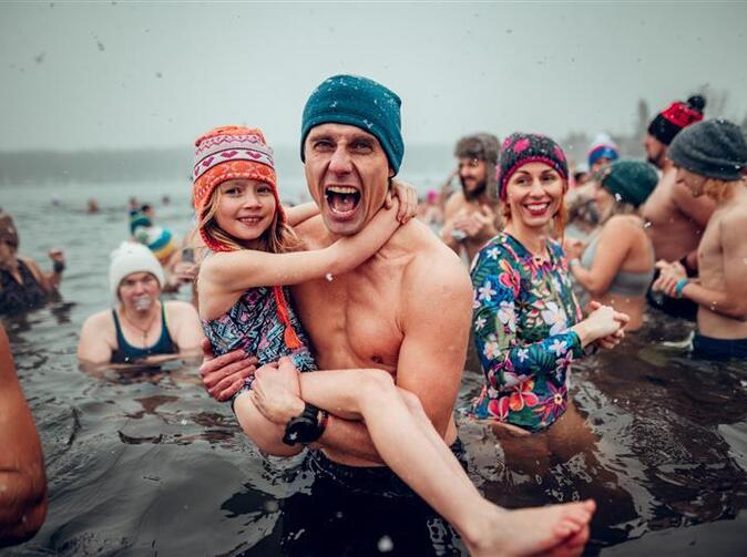 Hledáte elixír mládí? Pak zkuste otužování a pojďte s námi lámat ledy a rekordy 