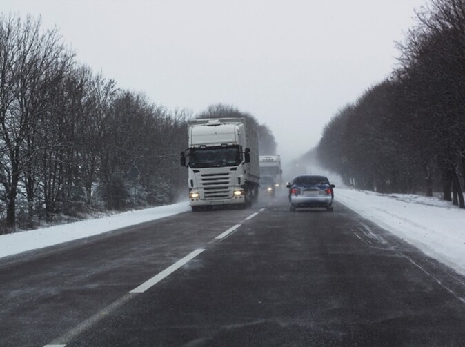 Pozor na led padající z návěsů nákladních vozidel 