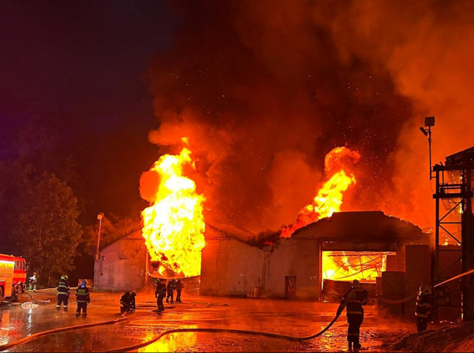 Video: Oheň pustošil pilu ve Velkých Karlovicích. Škody jdou do stovek milionů